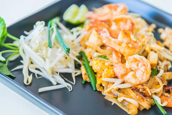 Thajské nudle s krevetami a zeleninou — Stock fotografie