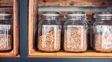 Kahve çekirdekleri raf