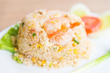 Kızarmış karidesli pilav