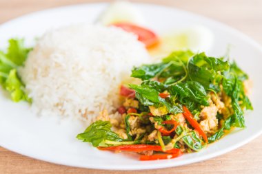 tavuk ve pirinç ile fesleğen yaprağı