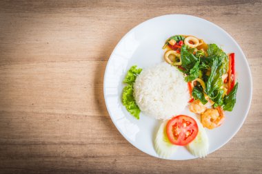 Deniz ürünleri ve pirinç ile fesleğen yaprağı