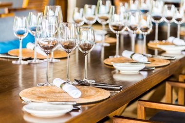 Restoranda yemek masası üzerinde şarap bardakları