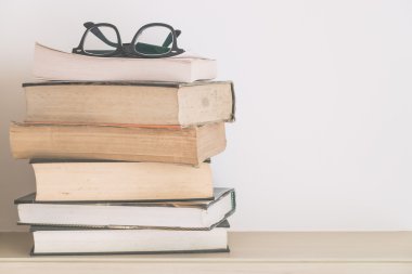 Kitaplar kazık ve gözlük