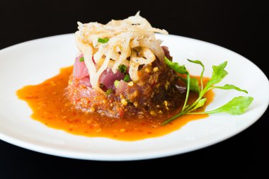 Tahta arka planda hediye kutusu