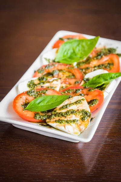 Queijo mozzarella de tomate fresco — Fotografia de Stock