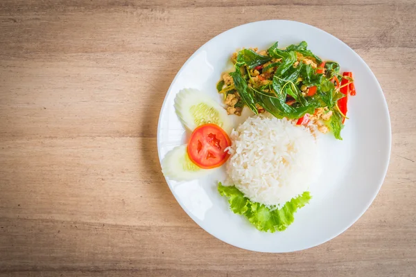 Foglia di basilico con pollo e riso — Foto Stock