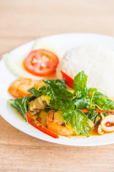 Hoja de albahaca con mariscos y arroz — Foto de Stock