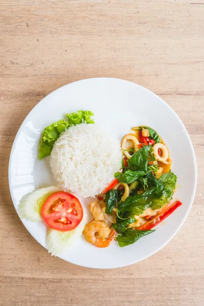 Hoja de albahaca con mariscos y arroz —  Fotos de Stock