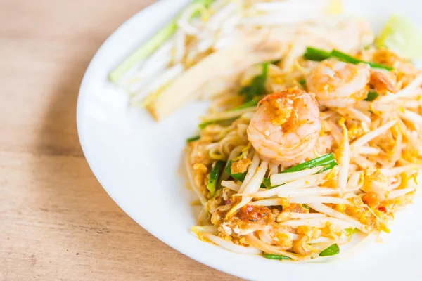 Fried thai noodles — Stock Photo, Image