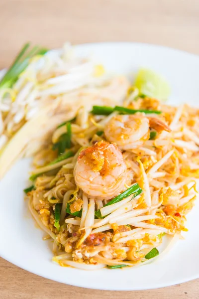 Fried thai noodles — Stock Photo, Image