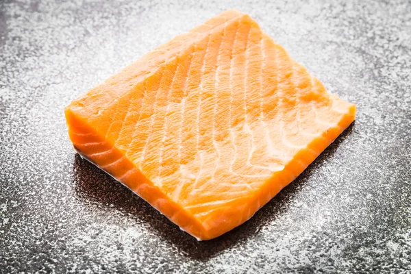 Сырое мясо лосося — стоковое фото