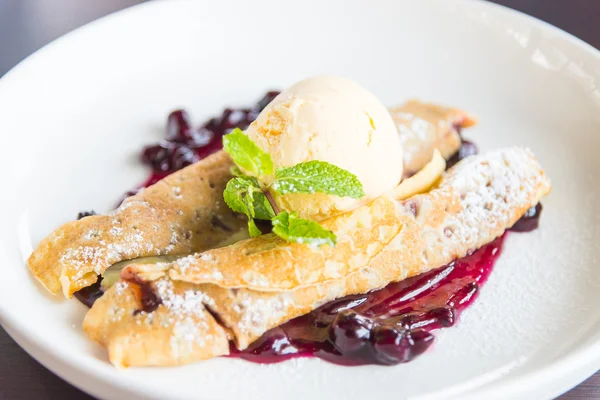 Pfannkuchen mit Marmelade und Eis — Stockfoto