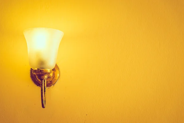 Lampe lumineuse sur mur — Photo