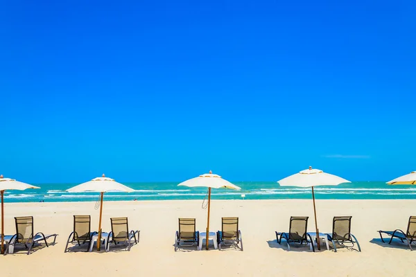 Parapluie chaises de plage — Photo