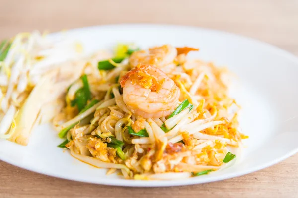 Fried thai noodles — Stock Photo, Image