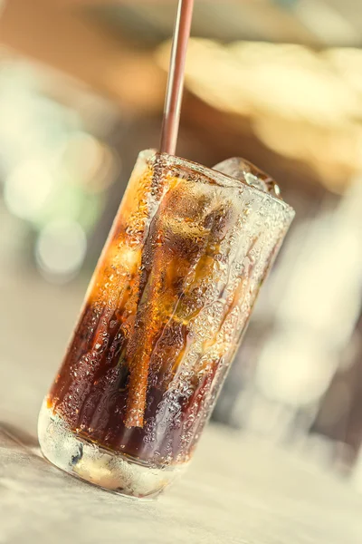 Cola glas in restaurant — Stockfoto
