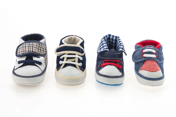 赤ちゃん男の子の靴の分離 — ストック写真
