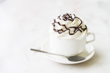 sıcak çikolata bardak krem şanti ile