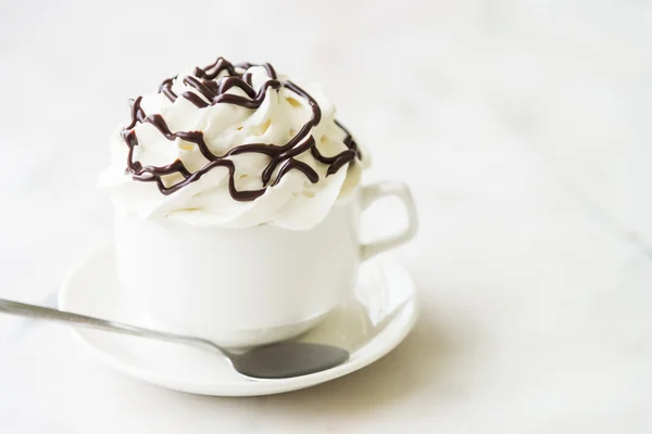 Чашка горячего шоколада со взбитыми сливками — стоковое фото