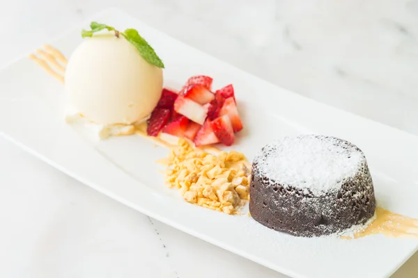 Dessert al cioccolato e lava con gelato — Foto Stock