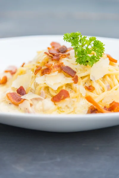 Carbonara spaghetti met saus — Stockfoto