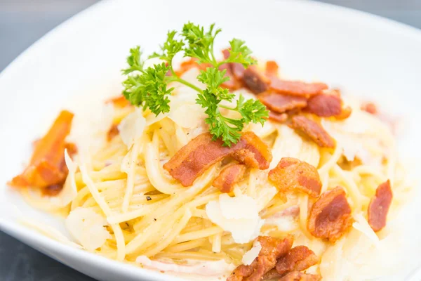 Espaguetis de Carbonara con salsa — Foto de Stock