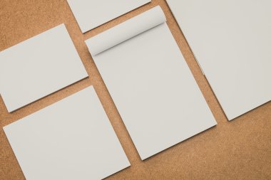 Ahşap üzerine beyaz evrak