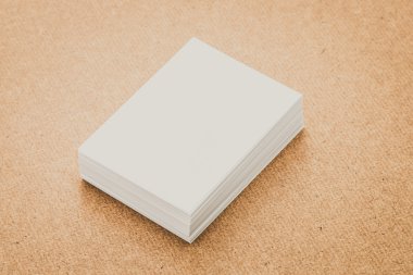 Ahşap üzerine beyaz evrak