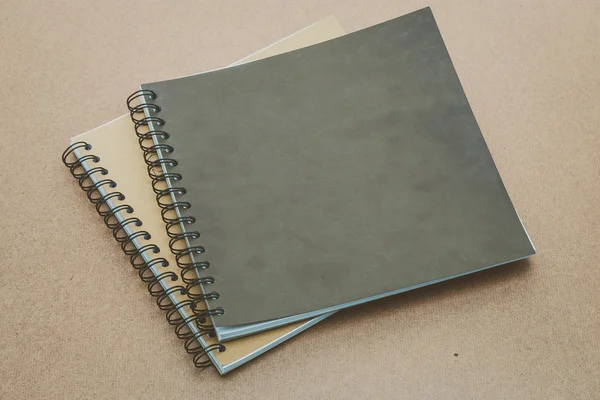 Notebooks mock up em madeira — Fotografia de Stock