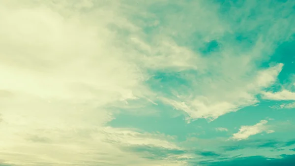 Nuages blancs sur le ciel — Photo