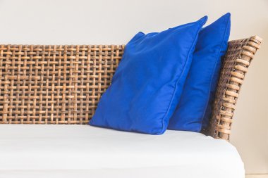 Kanepe üzerinde mavi yastık