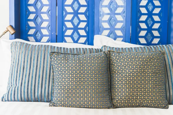 Almohadas de cama en hotel — Foto de Stock