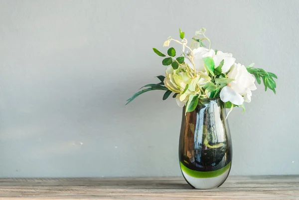 Vaso de vidro com flores — Fotografia de Stock