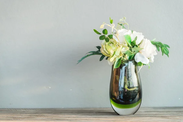 Jarrón de vidrio con flores —  Fotos de Stock