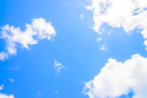 Witte wolken op sky — Stockfoto