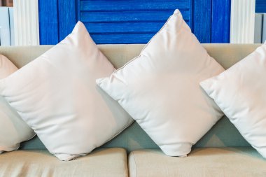 Beyaz kanepe yastık