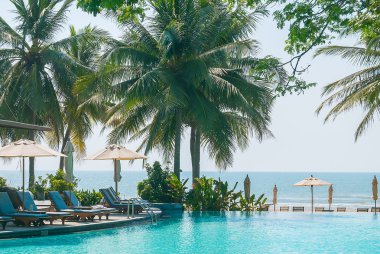 sandalye ve şemsiye otel havuz