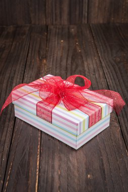 Tahta arka planda hediye kutusu