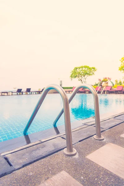 Escadas de metal na piscina — Fotografia de Stock