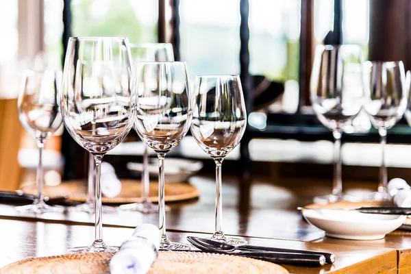 Vasos de vino en la mesa de comedor — Foto de Stock