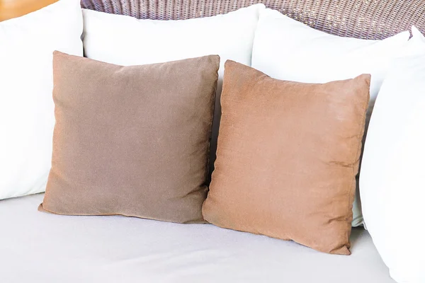 Диван-подушки в номере — стоковое фото
