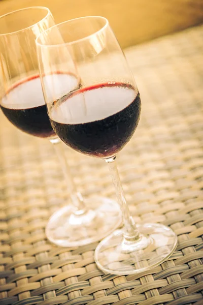 Copa de vino tinto para la cena — Foto de Stock