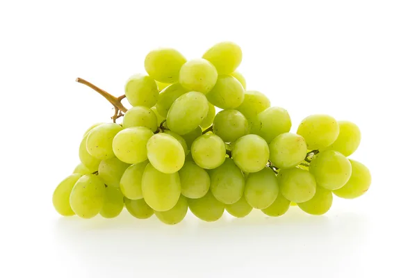 Fruto de uva verde aislado sobre blanco — Foto de Stock