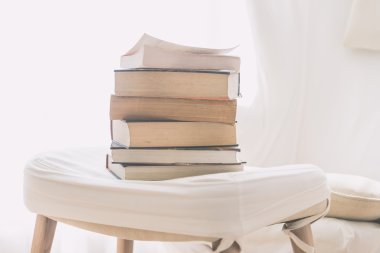 Yığın kitap bir iskemle