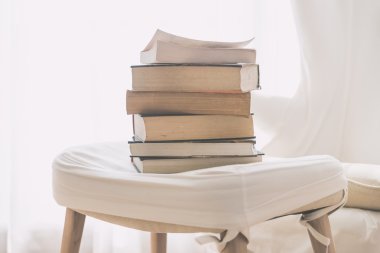 Yığın kitap bir iskemle