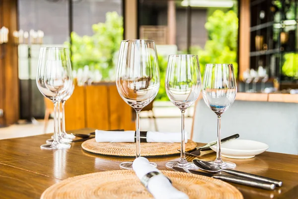 Copas de vino en mesa de comedor en restaurante — Foto de Stock