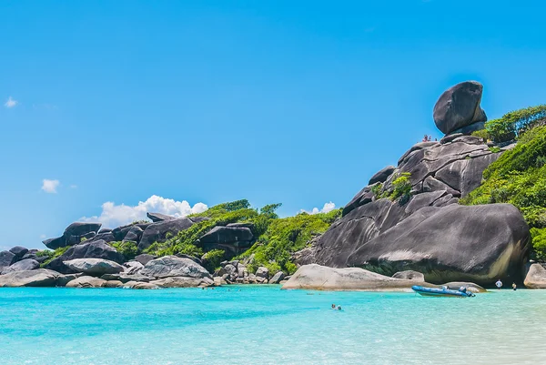 Linda ilha de rocha Similan no mar andaman em phuket Tailândia — Fotografia de Stock