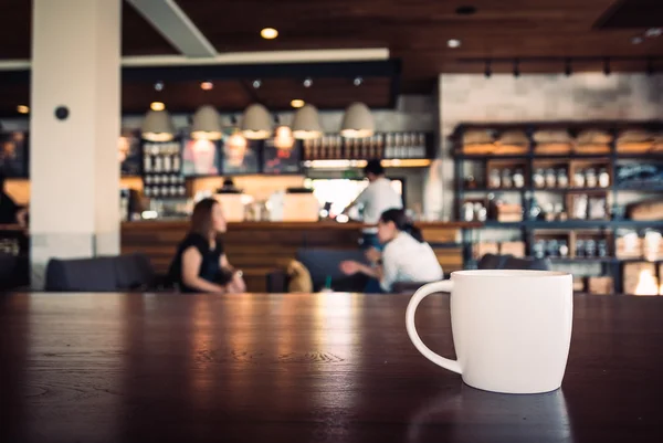 Tasse à café blanche dans le magasin — Photo