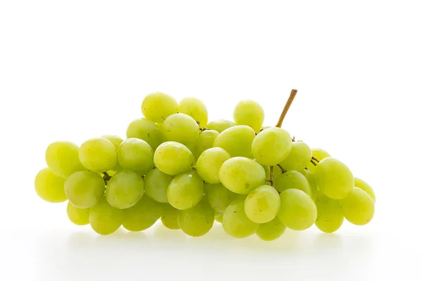 Uvas verdes sobre branco — Fotografia de Stock