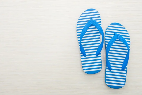 Flip Flops auf Holzgrund — Stockfoto